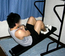 チンディップスタンドのシットアップベンチ（腹筋台）を使って腹筋運動